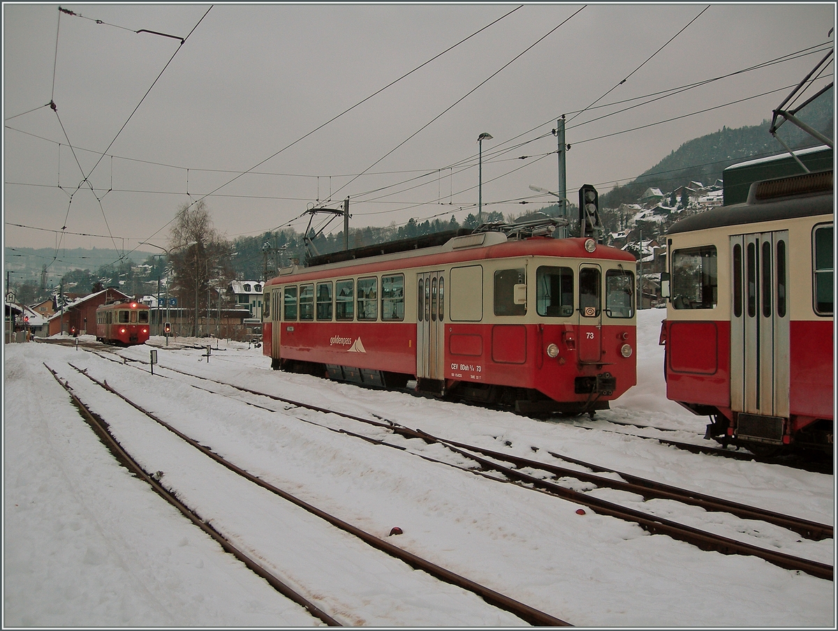 Alle drei CEV BDeh 2/4 in Blonay: im Hintergrund wartet der CEV BDeh 2/4 74 auf die Abfahrt nach Les Pléiades, und im Vordergrund die die BDeh 2/4 73 und 75 auf neue Einsätze.
7. Feb. 2015