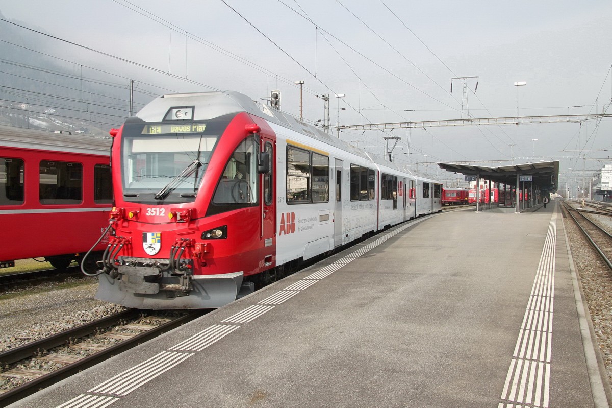 Allegra Triebzug ABe 8/12 3512 mit ABB Werbung beim umsetzen in Landquart.Heute war der Himmel nebelverhangen.Seit 1913 bestehen schon die geschäftlichen Beziehungen zwischen der ABB(BBC)und der Rhätischen Bahn.22.01.15 