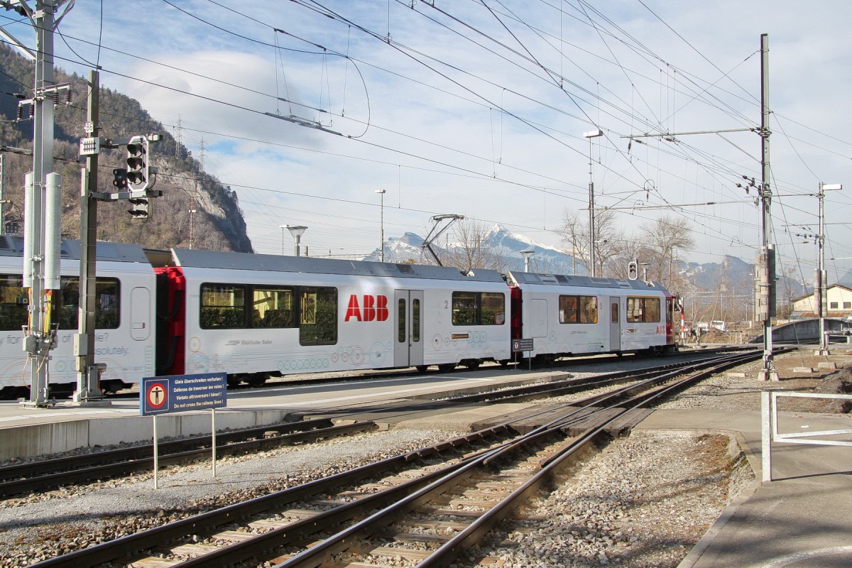 Allegra Triebzug ABe 8/12 mit ABB Werbung nach Davos,bei der Ausfahrt in Landquart.Seit 1913 bestehen schon geschftliche Beziehungen zwischen der ABB(BBC)und der Rhtischen Bahn.21.01.15 