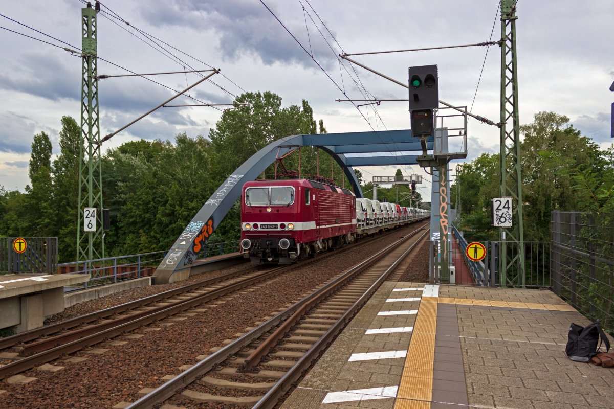 Aller guten Dinge sind drei: 243 650 von DeltaRail war am 28.08.2020 die dritte bordeauxrote Lok, die durch Erkner kam. Am Haken dieser Lok hing ein Ganzzug beladen mit fabrikneuen VW-Transportern.