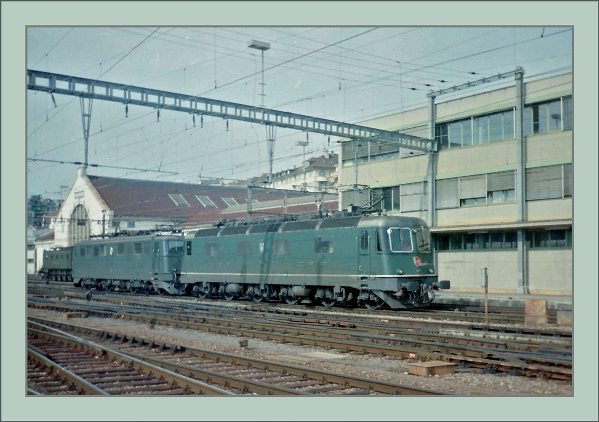 Alles Grün: eine Re 6/6 mit einer Ae 6/6, dahinter ist noch eine Ae 4/7 zu erkennen.
Lausanne im März 1984