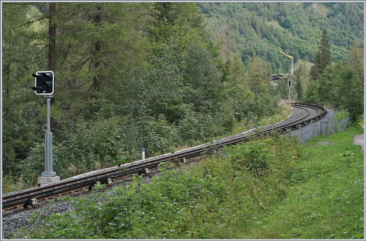 Alpen-Métro (Martigny) - Vallorcine - Chamonix - St-Gervais ist neuerdings mit  Schweizer -Signalen ausgestattet, dies obwohl sie von der SNCF betrieben wird und es z.Z keine durchgehenden Züge Martigny - Vallorcine - St-Gervais gibt. Das Bild das Einfahrvorsignal und das Einfahrsignal von Montroc Le Planet (Seite Chamonix) in der Stellung Freie Fahrt  erwartet bzw. Freie Einfahrt. 

25. August 2020