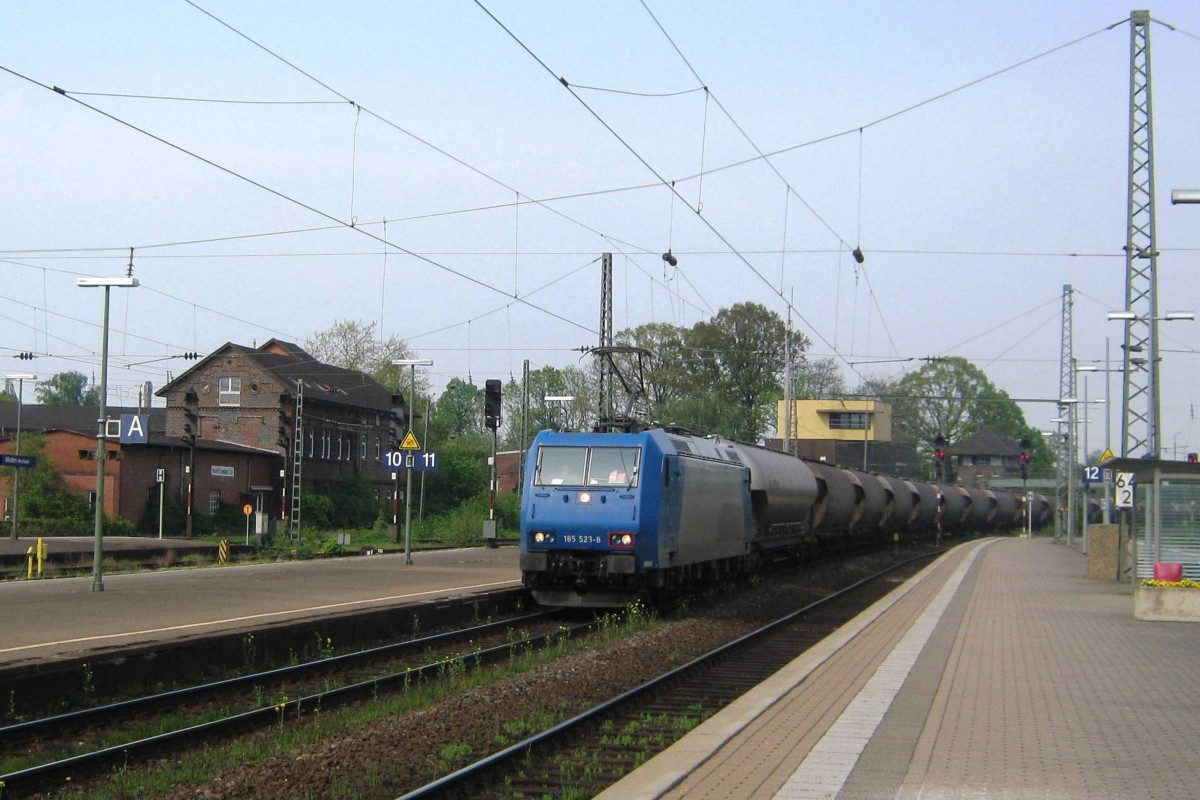 Alpha TRains 185 523 durchfahrt am 28 April 2011 Minden (Westfalen). 