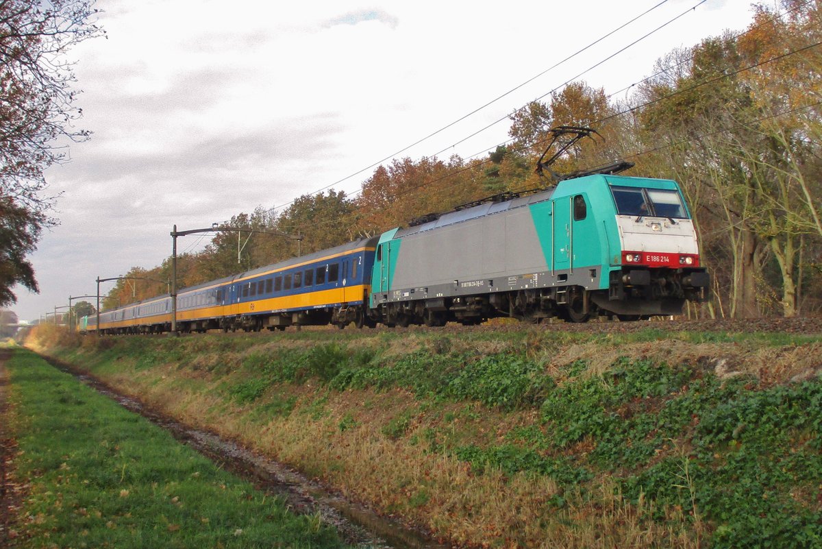  Alpha Trains 186 214 durchfahrt ganz leise Tilburg Oude warande am 23 November 2018. 