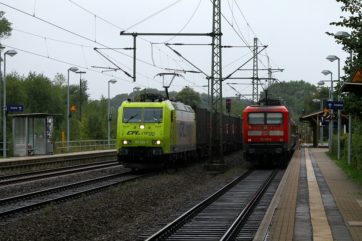 Alphatrains/CFL Cargo(ex OHE)185 534-5 mit einem Black-Box Ganzzug und 112 145-8 mit der RB nach Flensburg aufgenommen in Schleswig am 02.09.2013.