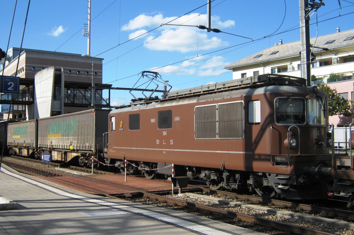 Als 2.Lok in der Ambrogio-Shuttle in Spiez am 14 September 2011 steht BLS 184 in Spiez.