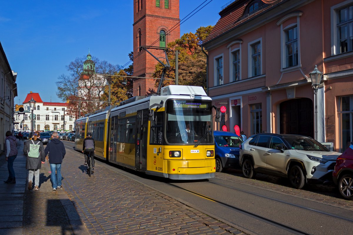 Als aussetzender Zug der Linie 68 zum Betriebshof Kpenick fhrt Wagen 2205 durch die Strae Alt-Kpenick.