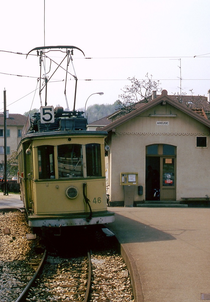 Als Ergnzung zu Ollis aktuellen Aufnahmen der Tramway Neuchatelois noch einige Bilder aus dem Mai 1980: In Areuse begann damals noch die ca. 800 m lange Nebenstrecke nach Cortaillod, den Anschlu an die Zge nach Boudry stellte der damals schon 78 Jahre alte Be 2/4 46 her.