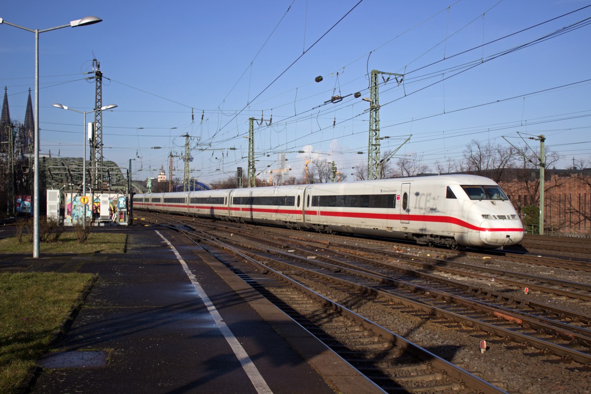 Als einer der ersten ICE aus Berlin fährt 402 021 am 25.02. durch Köln-Deutz.