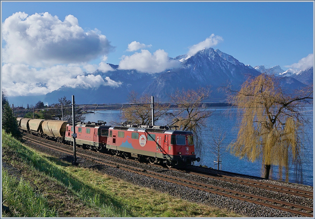 Als ich mich schon auf den Rückweg machte, tauchte überraschendes auf: die SBB Re 4/4 II 11249-1  100 Jahre Nationalzirkus KNIE  (UIC 91 85 4420 294-1 CH-SBBC) und die SBB Re 44/4 II 11260 (UIC 91 85 4420 260-2 CH-SBBC) mit dem  Spaghetti -Zug auf der Fahrt von Italien nach Frankreich kurz nach Villeneuve.

5. Feb.2020