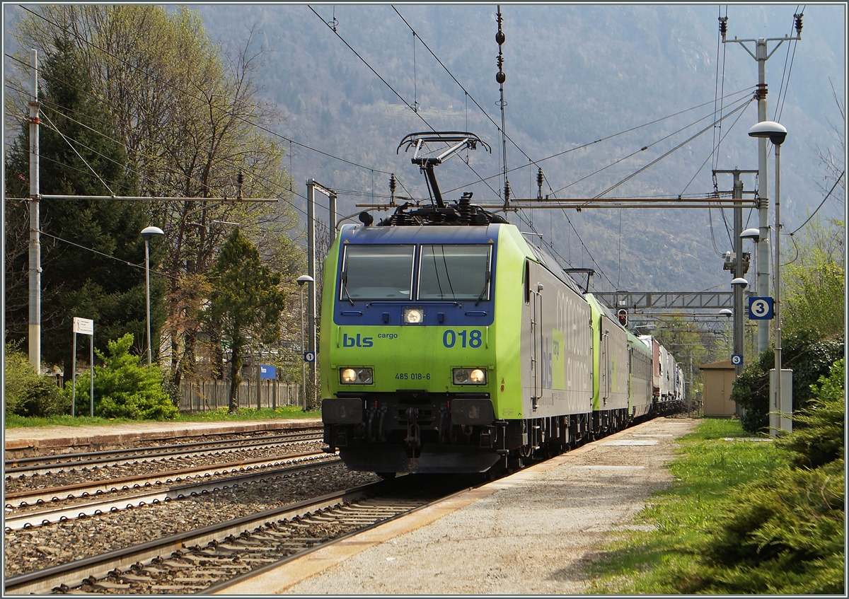 Als ich in Varzo auf Gleis drei auf meine Zug wartet, kamen berraschend die beiden BLS Re 485 mit einer RoLa. 
11. April 2015