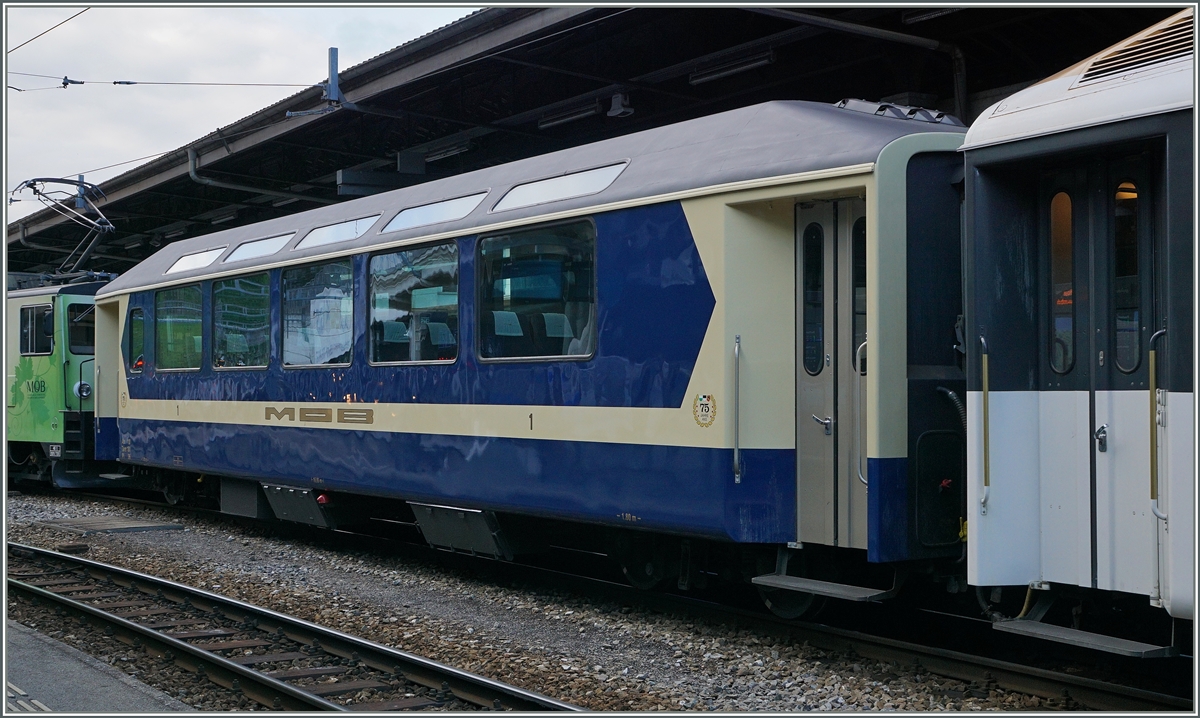 Als Nachtrag zur Fotoserie  40 Jahre Panoramawagen  zeigt dieses Bild gleich hinter der Lok ein farblichen in den Urspungzustand versetzter MOB Panoramwagen im GoldenPass Panoramic 2112 kurz vor der Abfahrt in Montreux. 3. Juli 2016