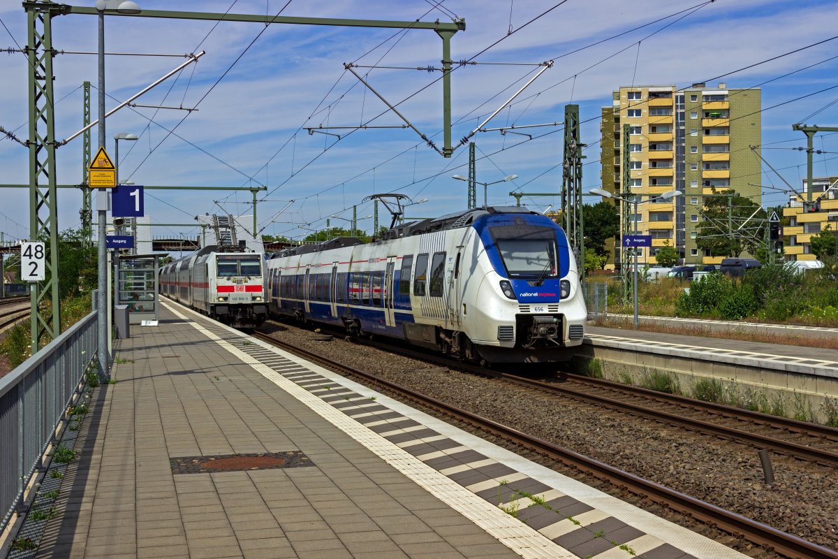 Als RB48 nach Wuppertal-Oberbarmen steht 9442 156 am 30.07.22 im Bahnhof von Opladen, whrend in der Gegenrichtung 146 566 mit einem InterCity nach Kln durch den Bahnhof fhrt.