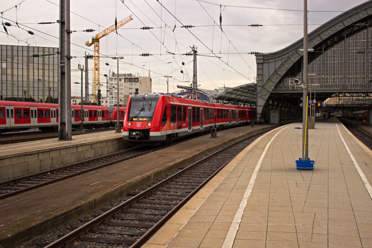 Als RE 12 nach Trier verlässt 620 025 am 30.07.15 Köln Hbf.