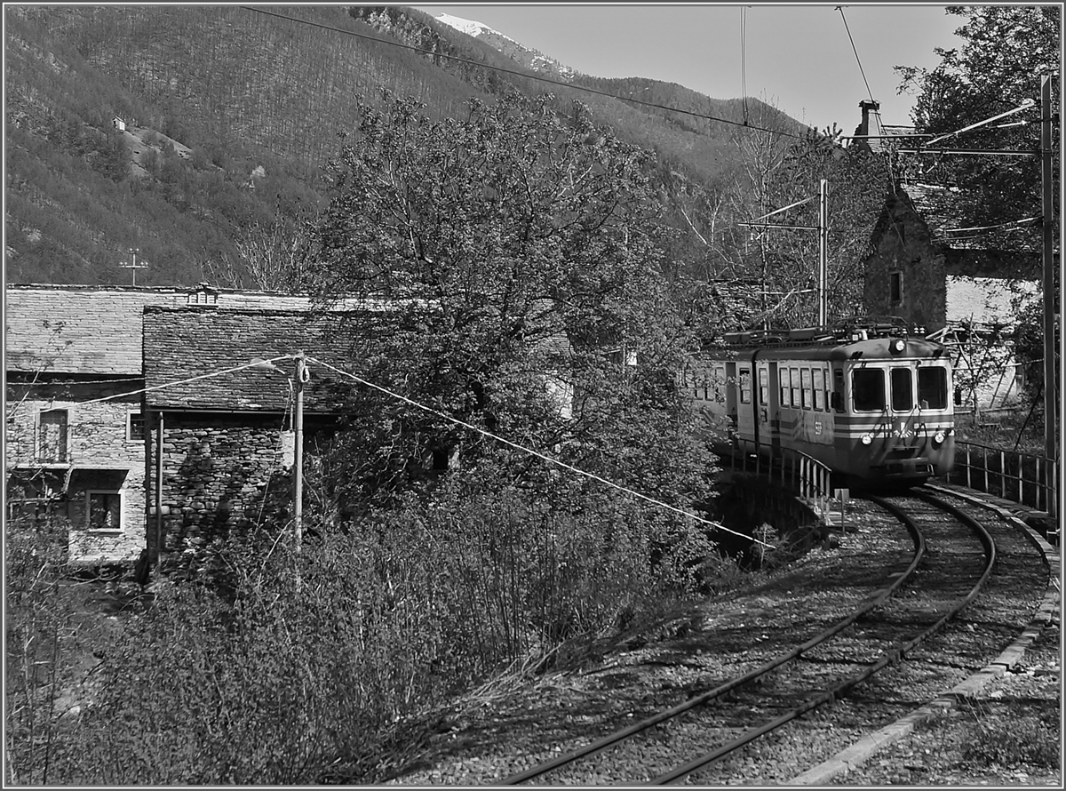 Als Regionalzug 750 ist hier der SSIF ABe 6/6 34 vor der Kulisse von Verigo zu sehen.
15. April 2014