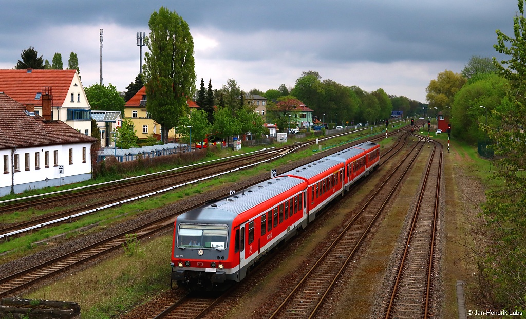 Als S-Bahn Ersatzzug nach Berlin-Lichtenberg fuhren 628 656 & 657 am 05.05.17 durch den Bf. Petershagen Nord.