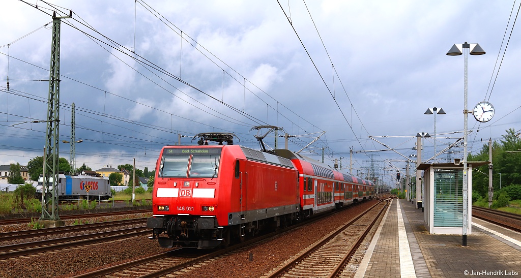 Als S1 nach Bad Schandau fuhr die 146 021-1 am Mittag des 04.06.17 in den Bf. Heidenau ein.