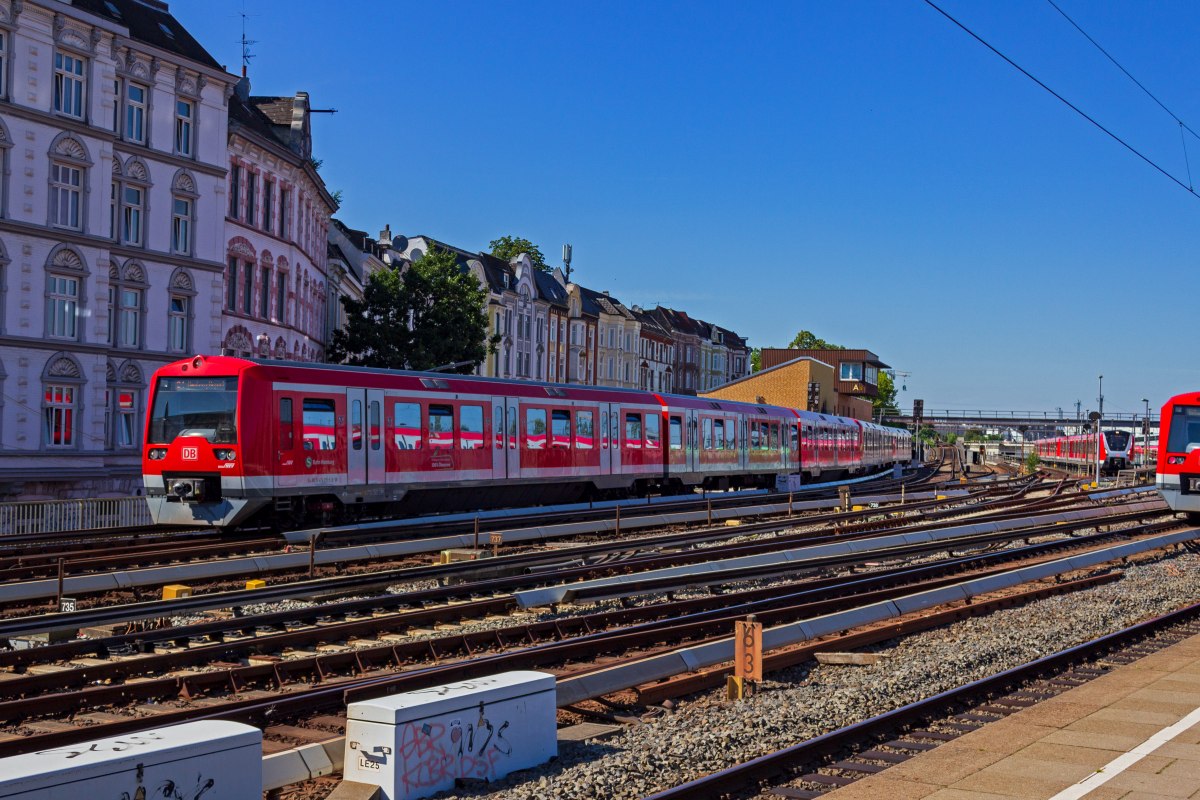 Als S1 in Richtung Hamburg Flughafen, bzw. Poppenbttel fahren 474 015 und 474 025 gerade die Rampe zum Bahnhof Hamburg-Altona hinunter.