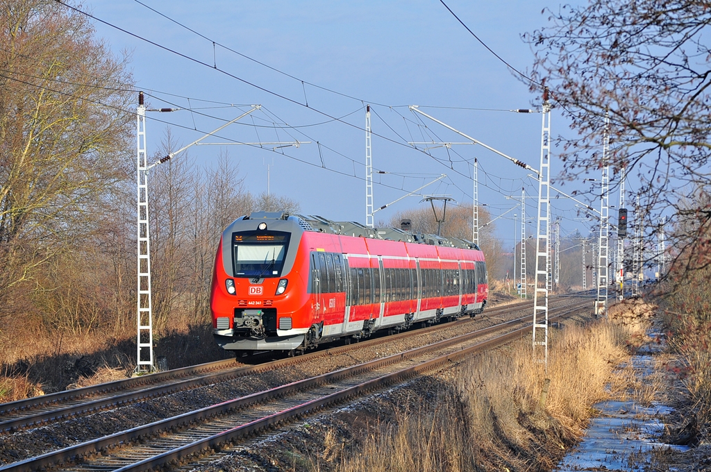 Als S2 nach Güstrow rauscht der 442 341 am 05.02.2014 durch Sildemow seinen nächsten Halt Papendorf entgegen.