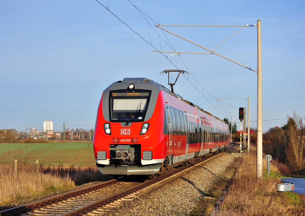 Als S3 nach Güstrow hat am 03.01.2014 der 442 339 gerade Rostock Hbf verlassen.Hier saust er durch Gragetopshof seinem nächsten Halt Kavlestorf entgegen.