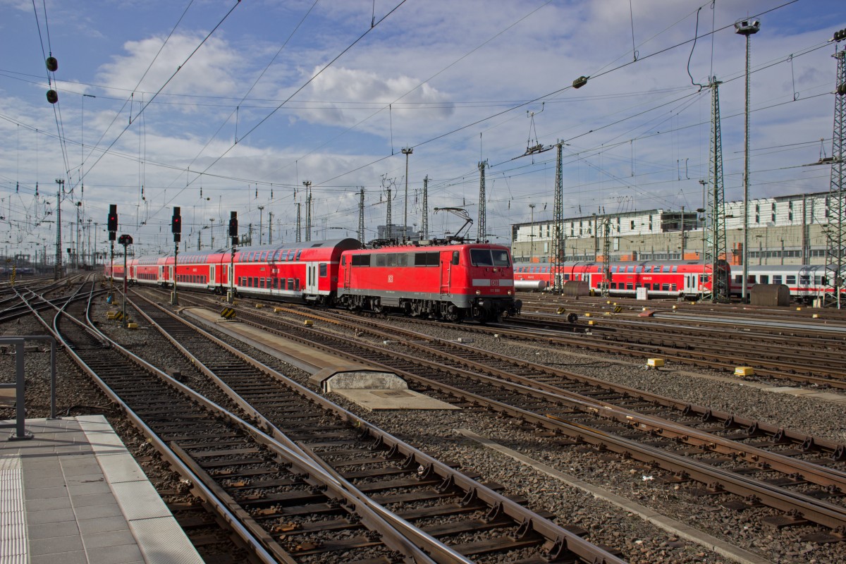 Als Sandwich war diese Regionalbahn aus Richtung Mannheim bespannt. Vorne zog 111 086.