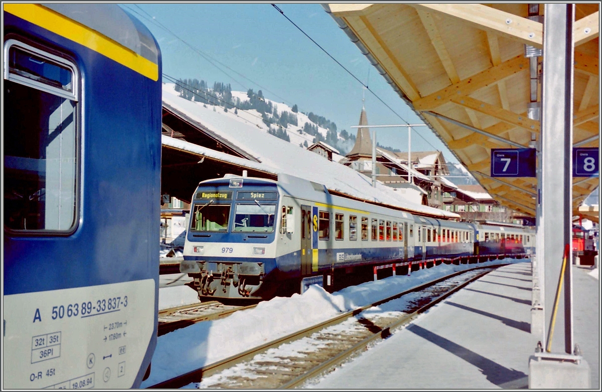 Als sich die BLS noch mehrheitlich  Blau/Crme  zeigte, entstand dieses Bild in Zweisimmen und zeigt einen ankommenden RBDe 4/4 Pendlelzug.
Jan. 2000