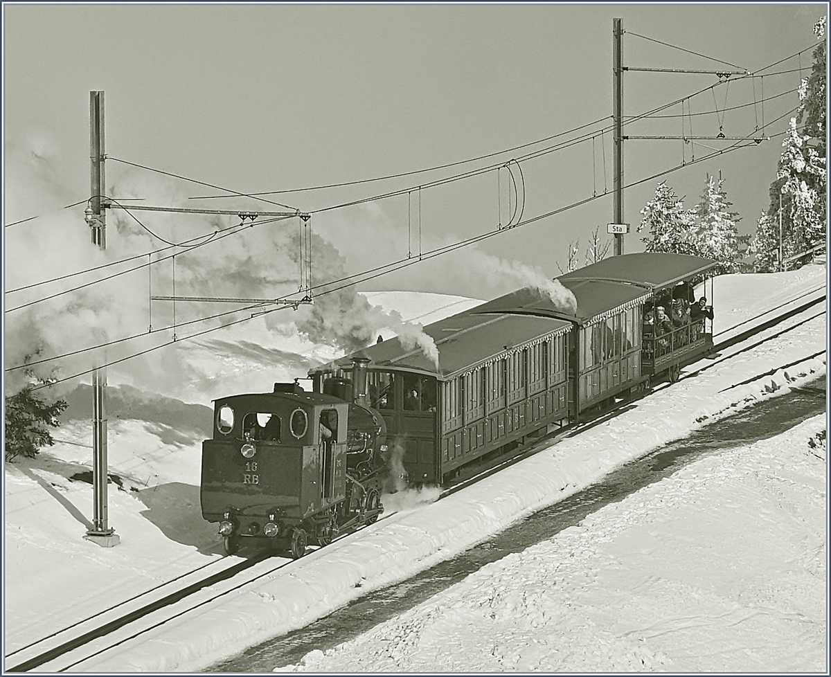 Als S/W Variante: Die RB H 2/3 N° 16 erreicht in Kürze die Station Rigi Staffel.
24. Februar 2018