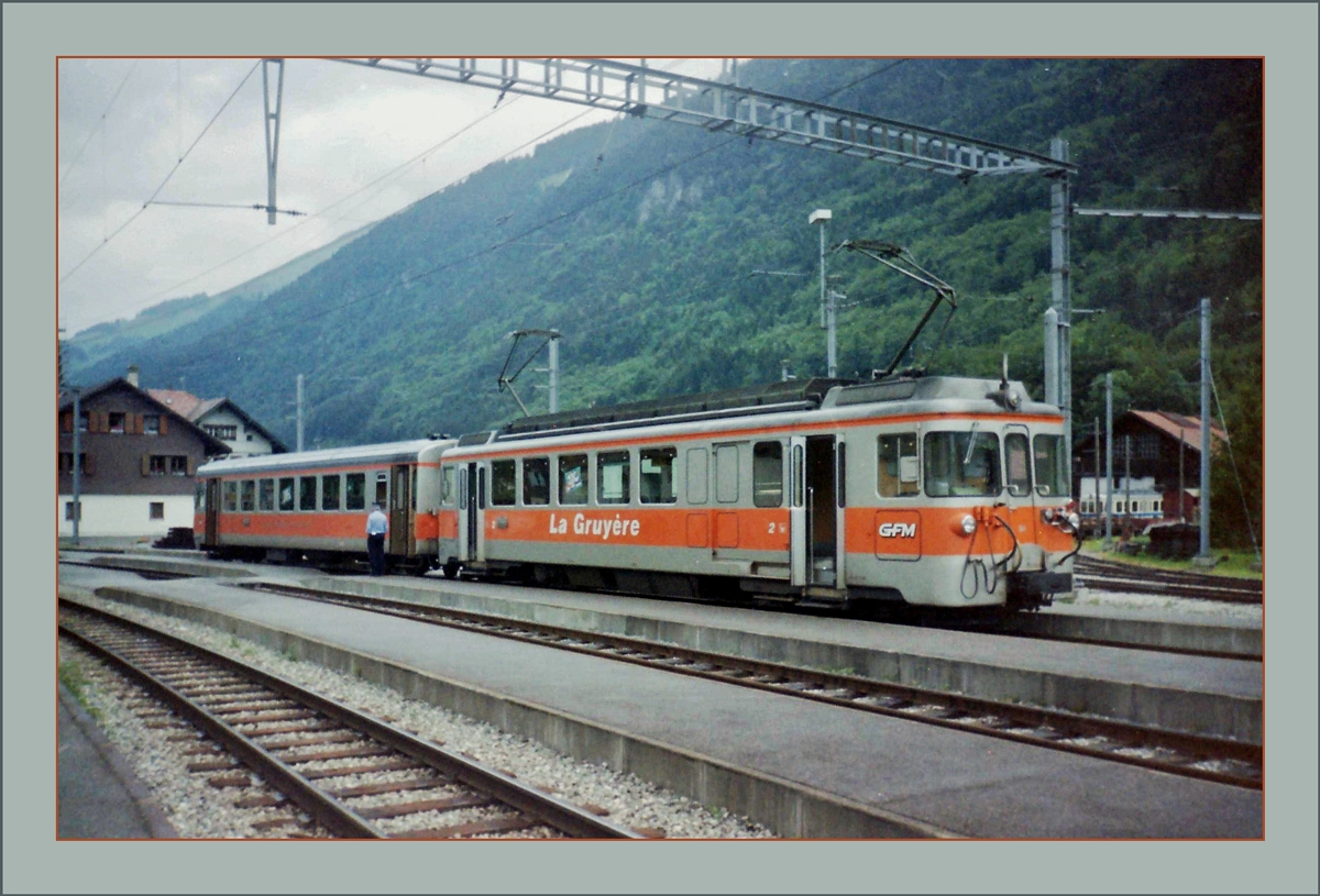 Als die TPF noch GFM hiess: in Monbovon wartet ein GFM Regionazug nach Palèzieux via Bulle  auf Anschlussreisende der MOB aus Zweisimmen und Gstaad.
Sept. 1992 
