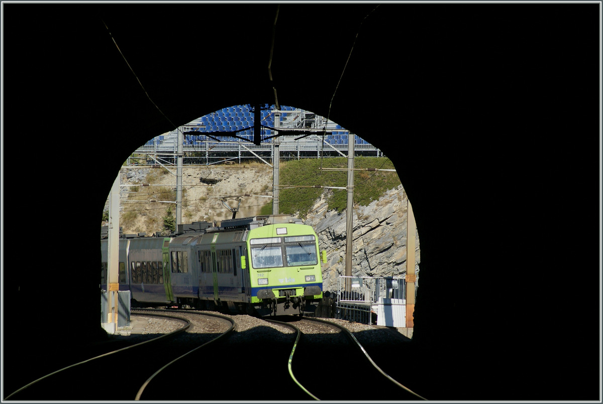 Als weitere Pendelzge im 15 Minutentakt verkehrten RBe 565 Triebzge. 
Hier beim  Durchblick  durch den Schluchi-Tunnel bei Hohtenn.
7.9.13