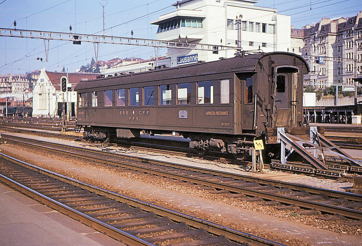 Altbaupersonenwagen SBB: Am 13.Oktober 1967 steht der Speisewagen 10225 in Lausanne; Baujahr 1930, ausrangiert 1970. Der Speisewagen 10226 schied schon 1966 aus. So weit ich sehen kann, verweist das Zuglaufschild auf die Destination Milano. 