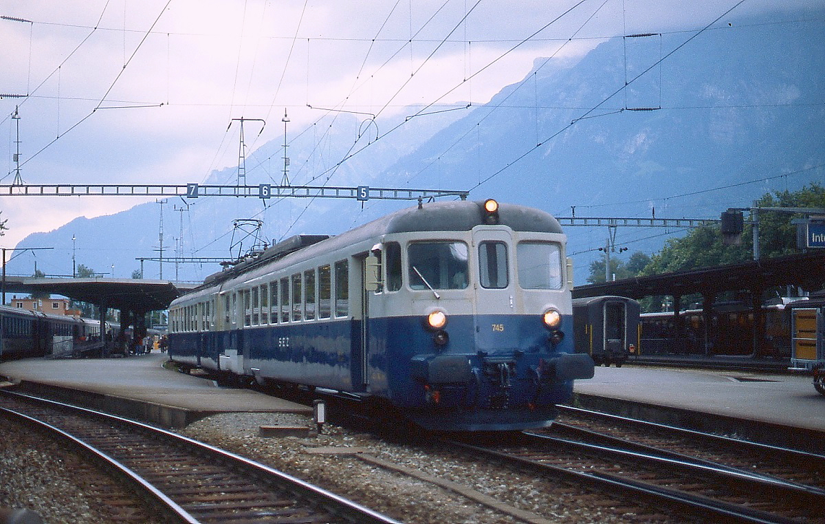 Altbautriebwagen der BLS: An einem Juniabend 1990 fährt der ABDe 4/8 745 der SEZ aus dem Bahnhof Interlaken Ost aus. Der Triebwagen stellt mich vor ein kleines Rätsel, denn in keinem mir bekannten Triebwagenverzeichnis der BLS ist er enthalten, die Nr. 745 ist aber eindeutig auf dem Bild erkannbar. Das Foto entstand vom Bahnübergang aus.