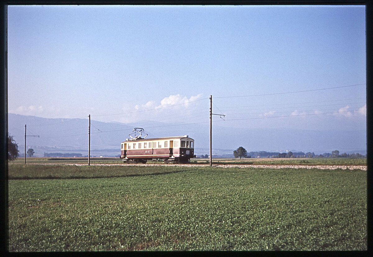 Alte Fahrzeuge auf der Orbe - Chavornay - Bahn: Triebwagen 13 in der Nähe von Chavornay, 17.Sep. 1967 