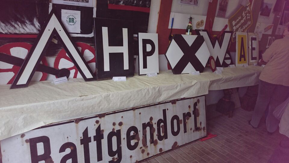 Alte Schilder, die einst an der Finnebahn standen, beim Fest  100 Jahre Finnebahn  am 01.05.2014 in Bachra. (Foto: Ina Sielaff)