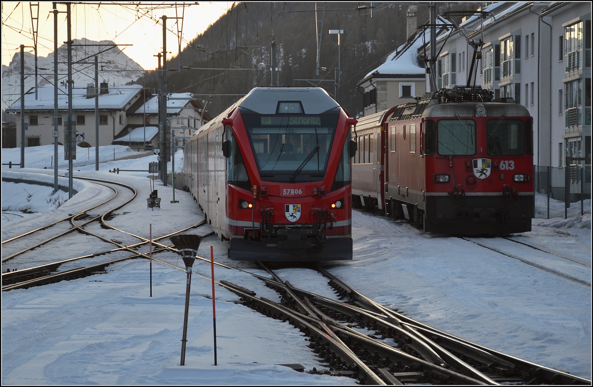 Alvra Gliederzug der RhB in Samedan, unter anderem als Besonderheit gibt es ein Stehplatz-Fotografenabteil am lokseitigen Ende, bei dem man die Fenster per Knopfdruck öffnen kann. Januar 2020.
