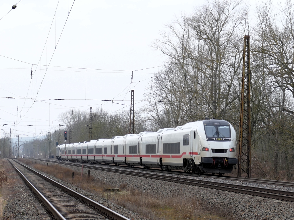 Am 01.03.2024 war die Railadventure 183 500 in Naumburg (S) mit einem ICE-L von Leipzig nach Treuchtlingen unterwegs. Der neue ICE-L ist ein lokbespannter Wendezug der DB Fernverkehr AG f�r den Intercity-Express-Verkehr (ICE). Noch befindet sich dieser Zug in der Erprobung. 