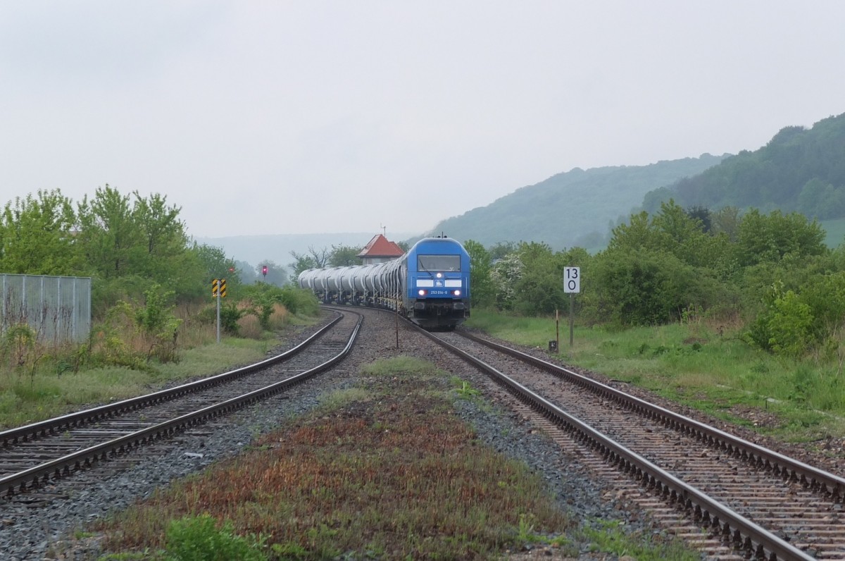 Am 01.05.2014 war wieder mal eine Lok der Baureihe 253 auf der Unstrutbahn unterwegs. Heiko Kern fotorafierte die PRESS 253 014-9 in Laucha, w�hrend sie neue GATX Kesselwagen ins Fahrzeugwerk Karsdorf brachte. 
