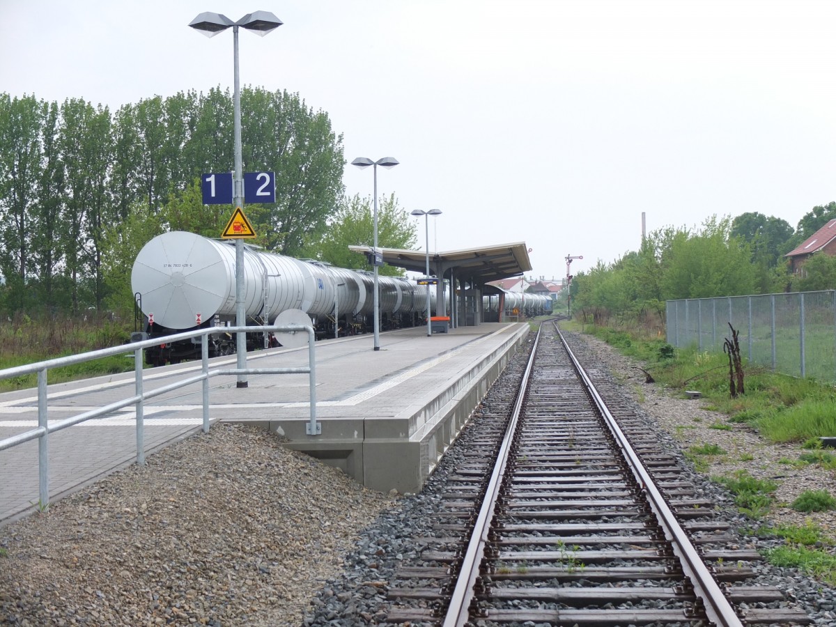 Am 01.05.2014 zog die PRESS 253 014-9 neue GATX Kesselwagen ins Fahrzeugwerk Karsdorf. Heiko Kern fotografierte die Durchfahrt in Laucha.