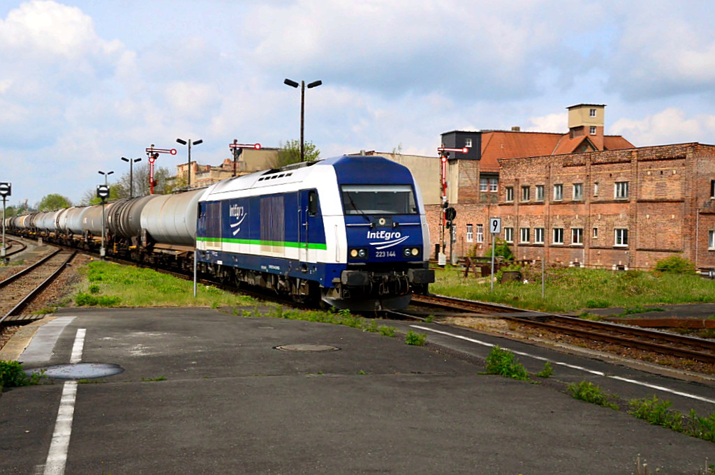 Am 01.05.2015 fuhr IntEgro 223 144 mit einem Kesselzug durch Zeitz. Der Laufweg war Hof - Werdau - Schm�lln - Gera - Zeitz - Leipzig - Gro�korbetha.
Normalerweise geht diese Leistung via Altenburg und Leipzig. Durch Bauarbeiten 
in Lehndorf und Sperrung Br�cke Zangenberg kam es zu dieser Umleitung.