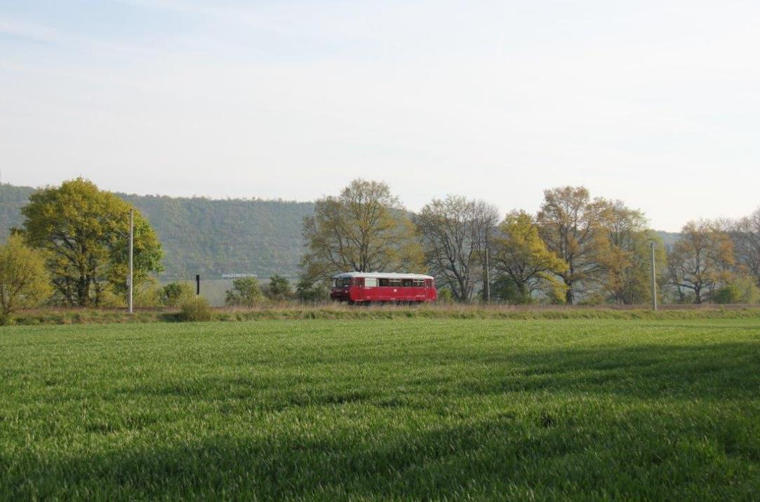 Am 01.05.2017 startete der  Unstrut-Schrecke-Express  in die diesj�hrige Saison. Im Einsatz war das EBS  Ferkeltaxi  772 345, dass von Naumburg Hbf �ber Erfurt, S�mmerda und Artern unter dem Motto  Fr�hlingserwachen  nach Donndorf verkehrte. Wolfgang Krolop fotografierte bei Bad K�sen.
