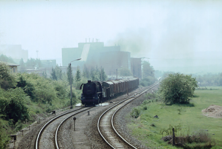 Am 01.06.1981 hatte diese 44er mit einem G�terzug aus dem Zementwerk Karsdorf Ausfahrt in Richtung Nebra. Bei der Lok handelt es sich wahrscheinlich um die 44 1093 bzw. 44 0093 oder die 44 0056. (Foto: Peter Polzin)