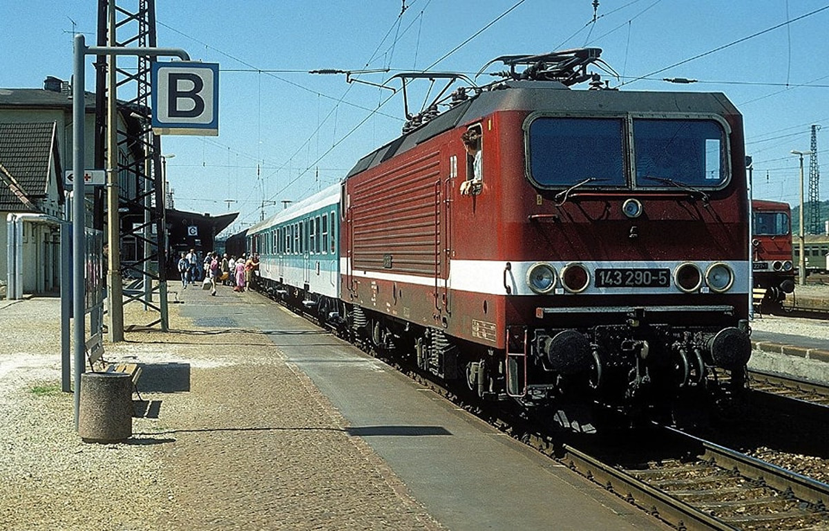 Am 01.07.1993 steht die DB 143 290-5 mit der RB 6218 von Erfurt Hbf nach Halle (S) Hbf am Bahnsteig 1 in Naumburg (S) Hbf. (Foto: Biesdorfer83)