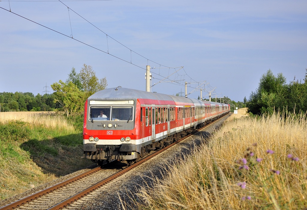 Am 01.08.2015 schiebt die 114 005 den RE 13291 nach Warnemünde,hier in Kavelstorf.