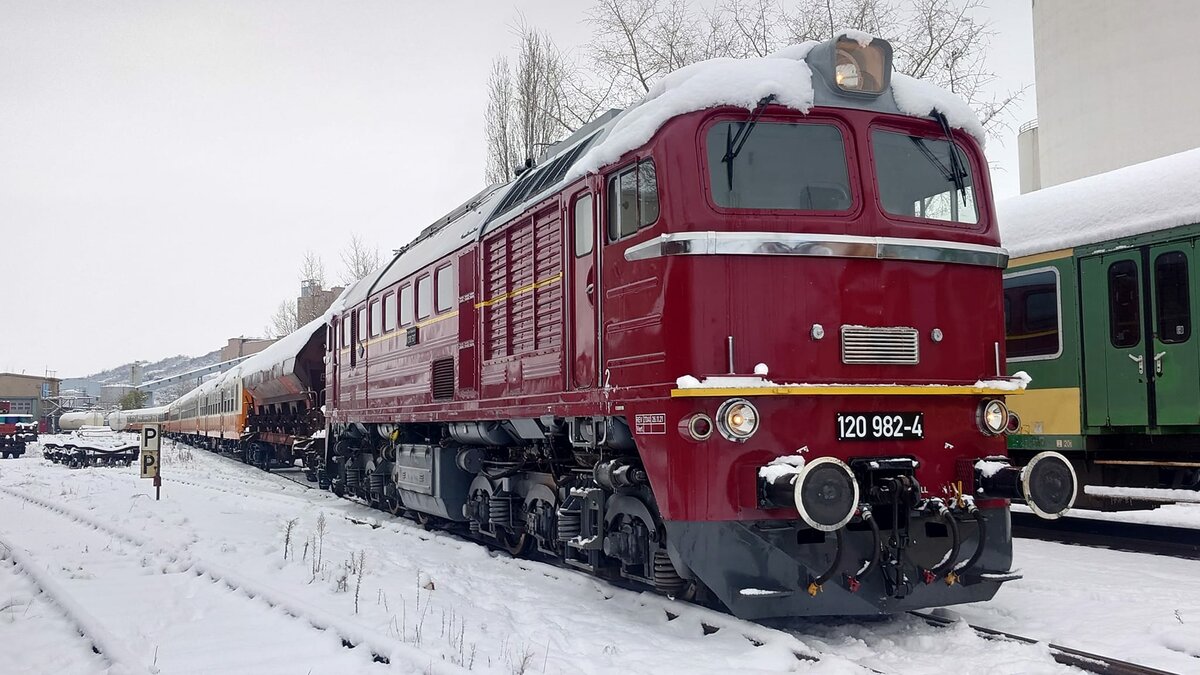 Am 01.12.2023 bespannte die EBS V200 507 bis Naumburg Hbf einen DLr von Karsdorf nach Weimar, f�r eine Sonderfahrt nach Dresden. Zwischen Lok und Personenwagen hing noch ein Schwenkdachwagen. Hier steht der Zug im Anschluss der EBS in Karsdorf. (Foto: Lokf�hrer Martin)