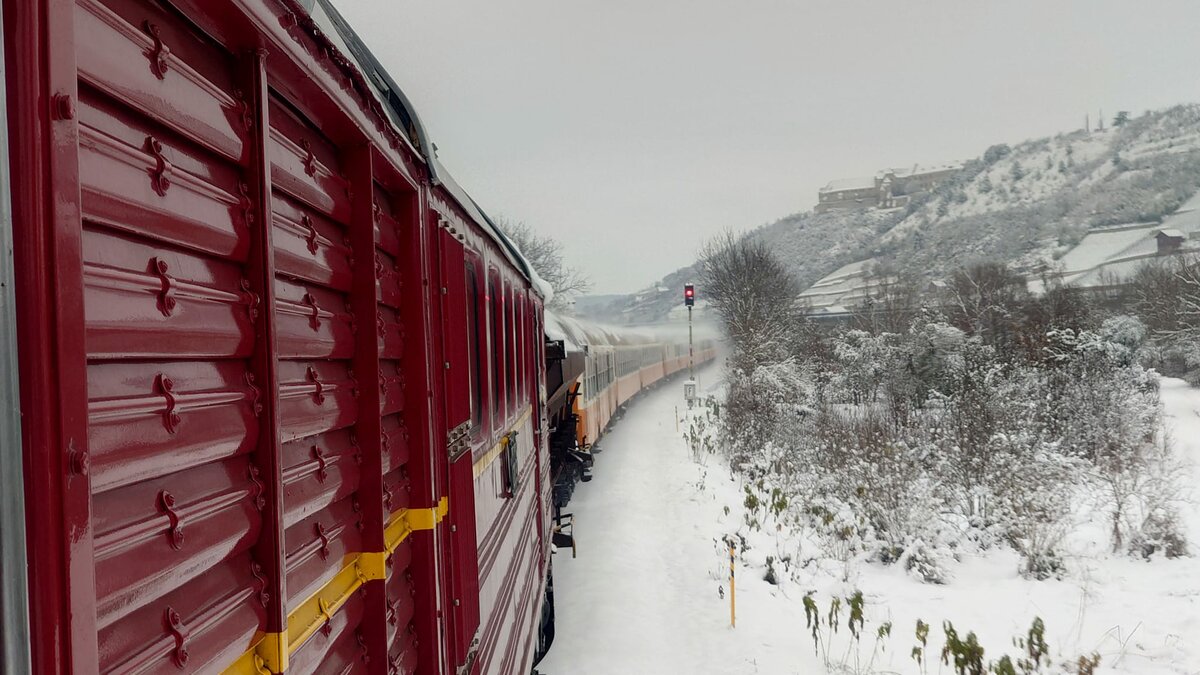 Am 01.12.2023 bespannte die EBS V200 507 bis Naumburg Hbf einen DLr von Karsdorf nach Weimar, Lokf�hrer Martin fotofrafierte aus der Lok das Einfahrtssignal von Freyburg.