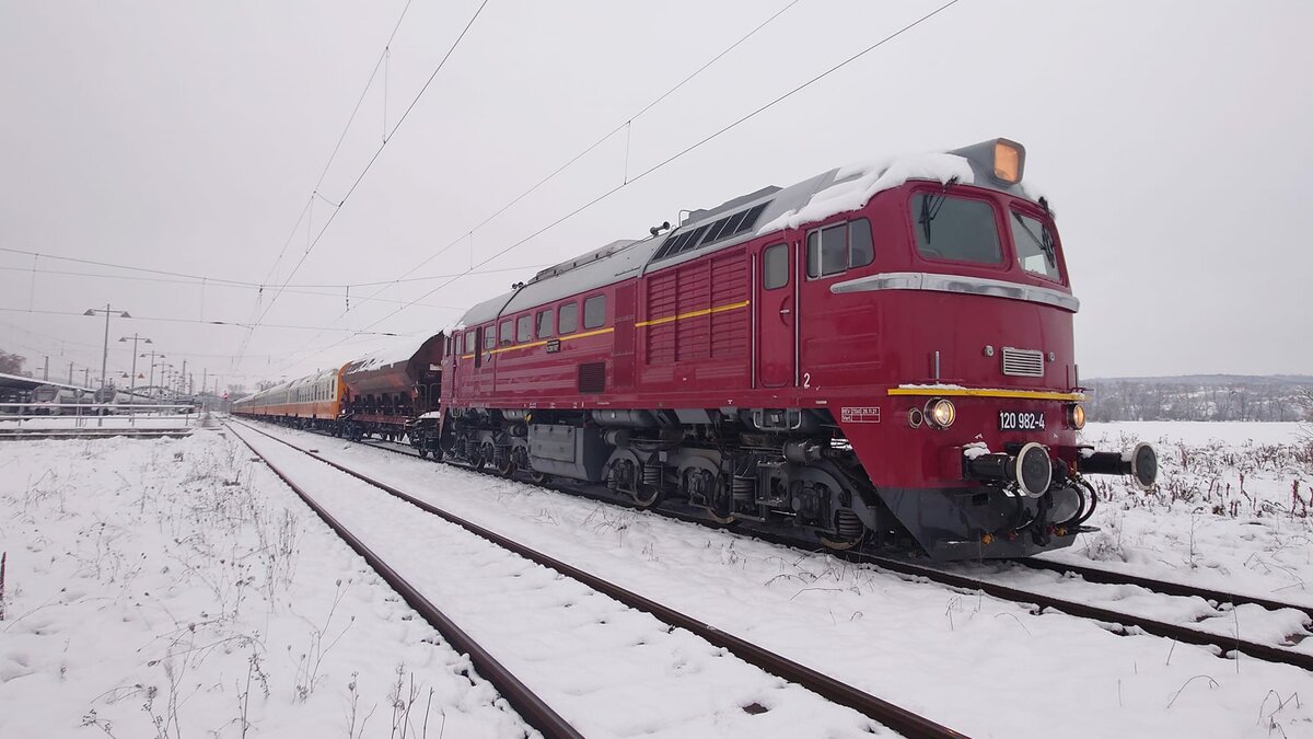 Am 01.12.2023 bespannte die EBS V200 507 bis Naumburg Hbf, wo dieses Bild entstand, einen DLr von Karsdorf nach Weimar. (Foto: Lokf�hrer Martin)