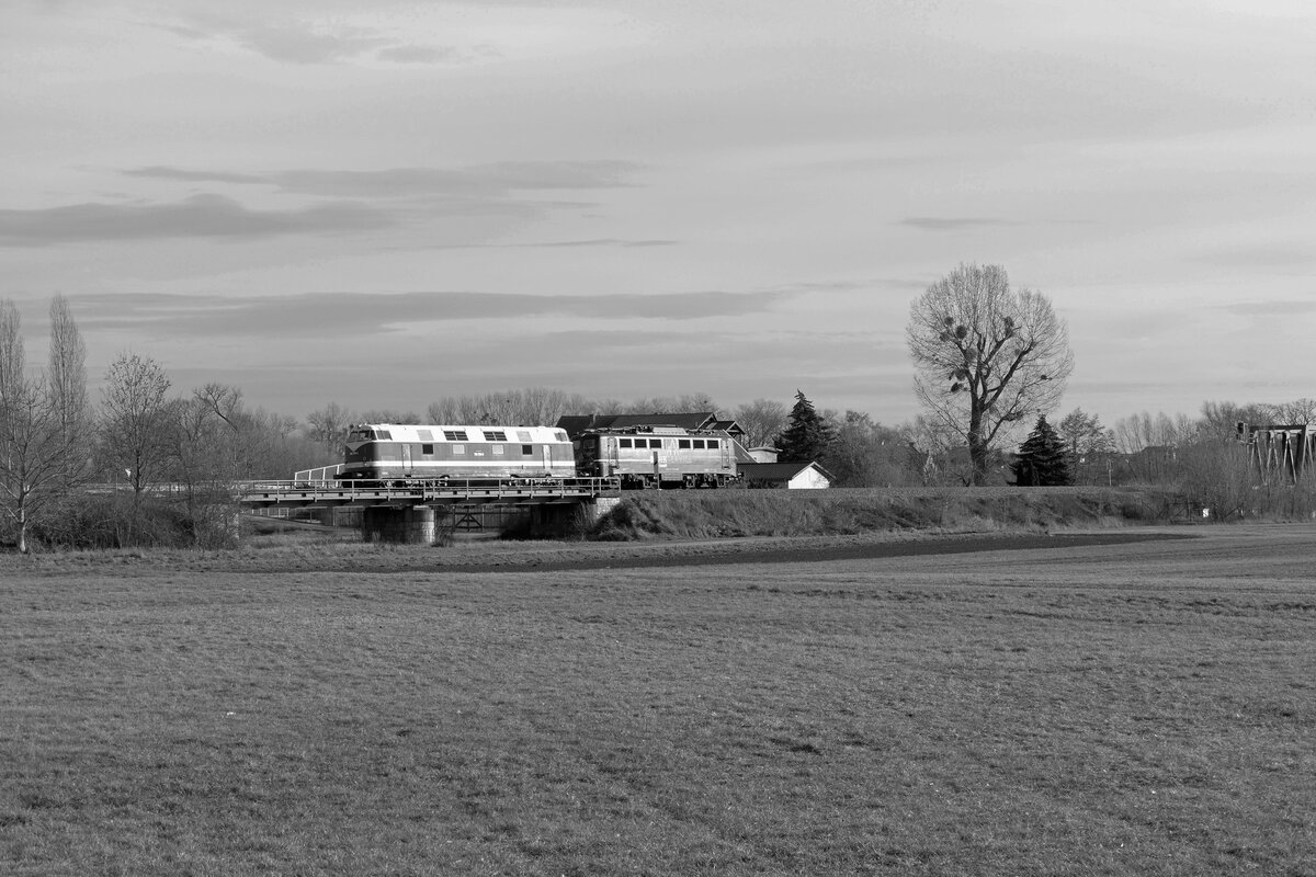 Am 02.01.2023 war die EBS 118 719 in Ro�bach mit der EBS 140 xxx in Richtung Karsdorf unterwegs. (Foto: Wolfgang Krolop)