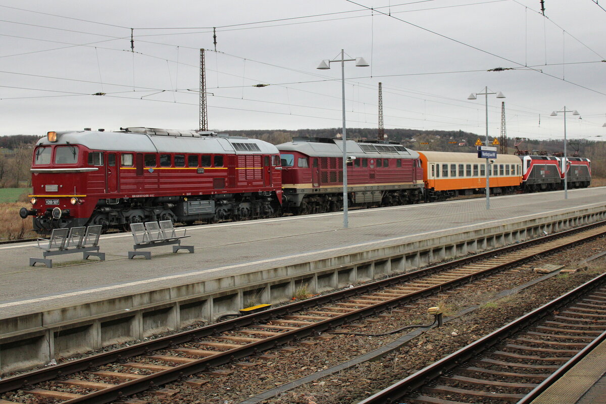 Am 02.01.2024 stand die EBS V200 507 mit der 132 334, dem D-EBS 56 80 21-80 084-8 Bom und den FWK-Loks 143 056 + 143 124 in Naumburg (S) Hbf. W�hrend die V300 und der St�dteExpresswagen nach Karsdorf �berf�hrt wurden, fuhren die beiden 143er wenig sp�ter Richtung Bad K�sen.
