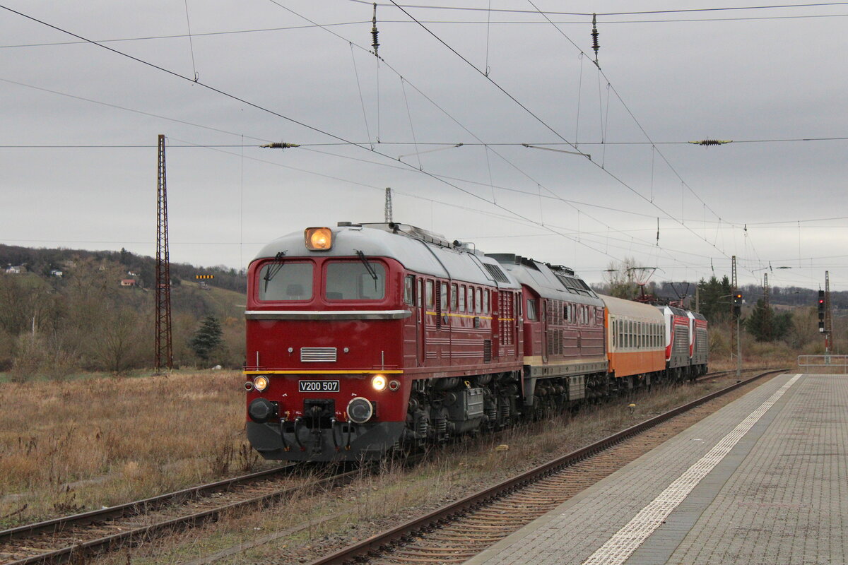 Am 02.01.2024 überführte die EBS V200 507 in Naumburg (S) Hbf die EBS 132 334 und den D-EBS 56 80 21-80 084-8 Bom nach Karsdorf. Die am Zugschluss sind noch die EBS-Loks 143 056-0 + 143 124-6 zusehen.