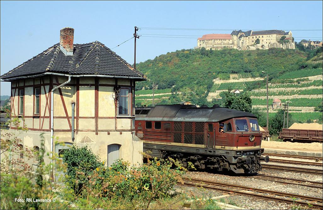 Am 02.09.1980 fotografierte Dick Lawrence die DR 132 108-2 im Bahnhof Freyburg neben dem Stellwerk B1.
