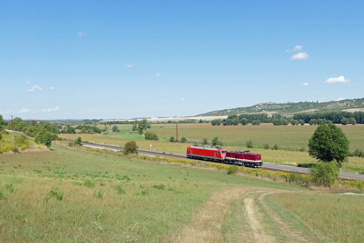 Am 02.09.2022 überführte die EBS 110 001-5 am Hohn bei Laucha (U) die EBS 156 002-8 von Karsdorf nach Naumburg (S) Hbf. (Foto: Wolfgang Krolop)